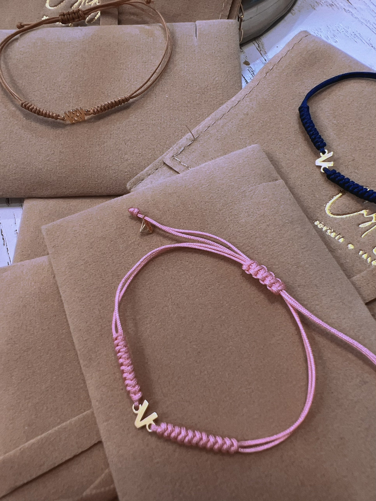 Pulsera inicial hilos